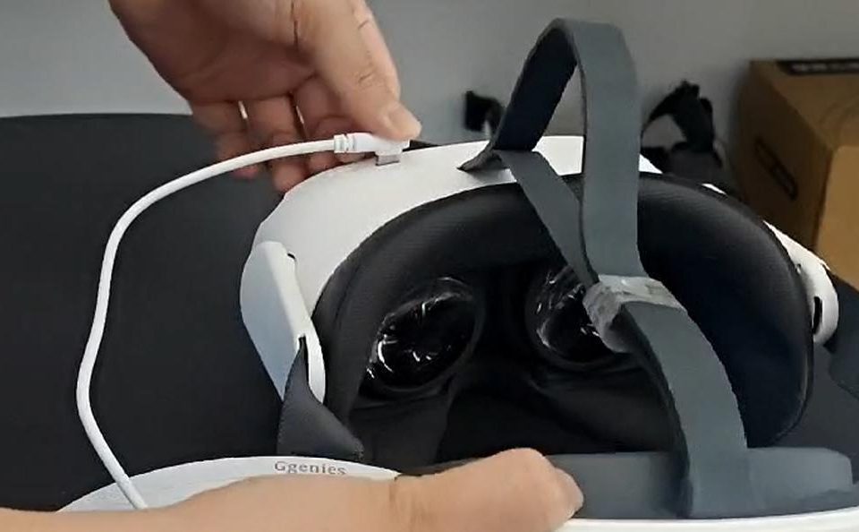 Connecting the battery base cable to the VR headset