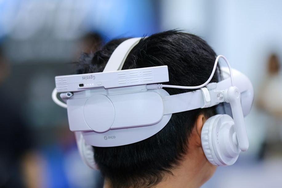 Side view of the MAXXVR battery kit on a PICO 4 headset